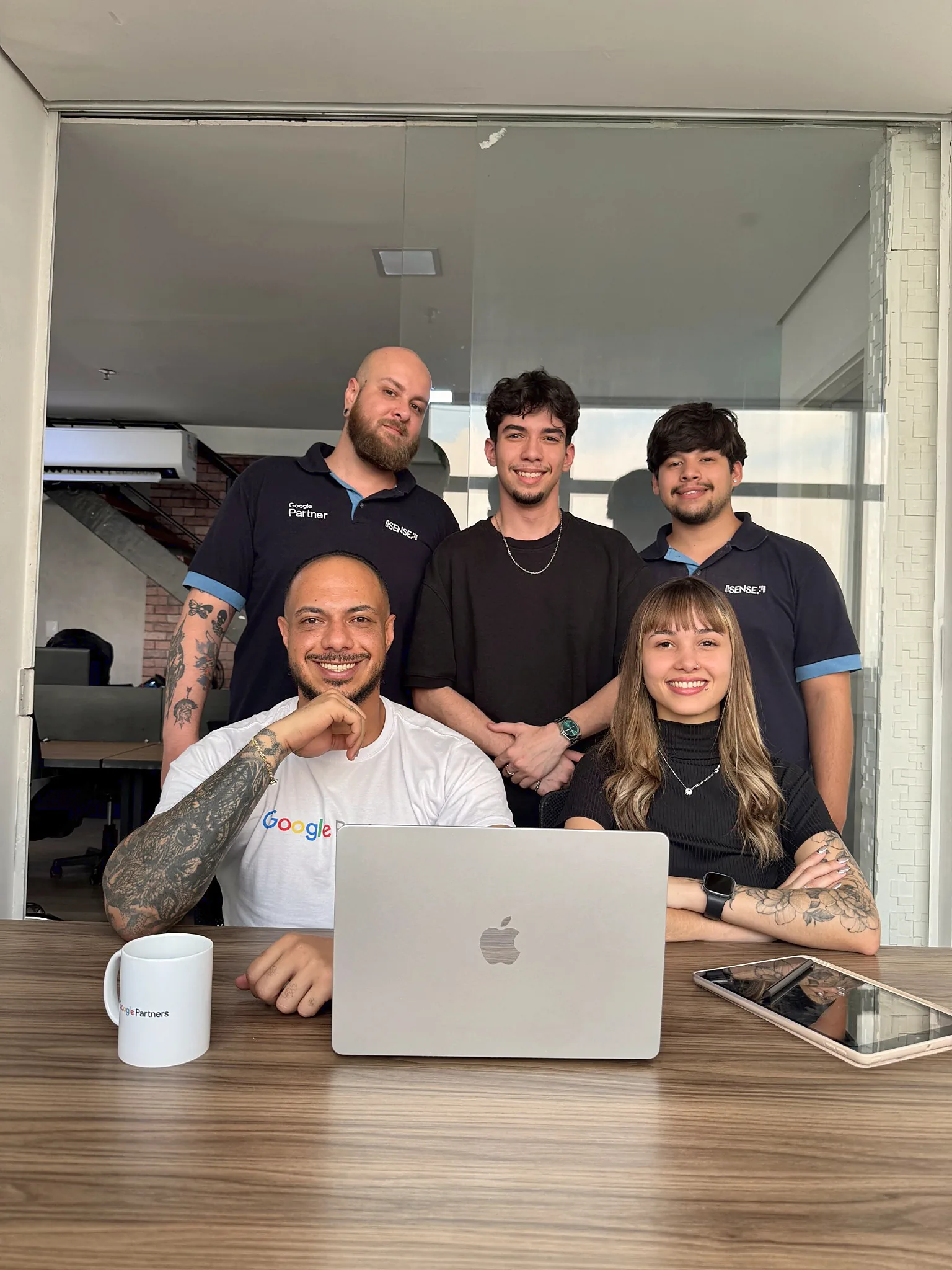 Equipe da Agência Sense reunida no escritório
